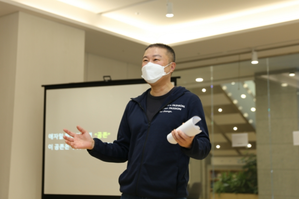 구자은 LS 미래혁신단장이 지난 16일, 안양 LS타워에서 ‘2021 LS 애자일 데모 데이(Agile Demo Day)’에 참여해 참여 임직원을 대상으로 애자일 게임의 문제를 출제하고 있다.(사진=LS그룹)