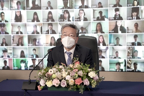 김종호 기술보증기금 이사장이 2021년 비대면 입사식에서 신입직원들과 대화를 나누고 있다. 사진=기술보증기금