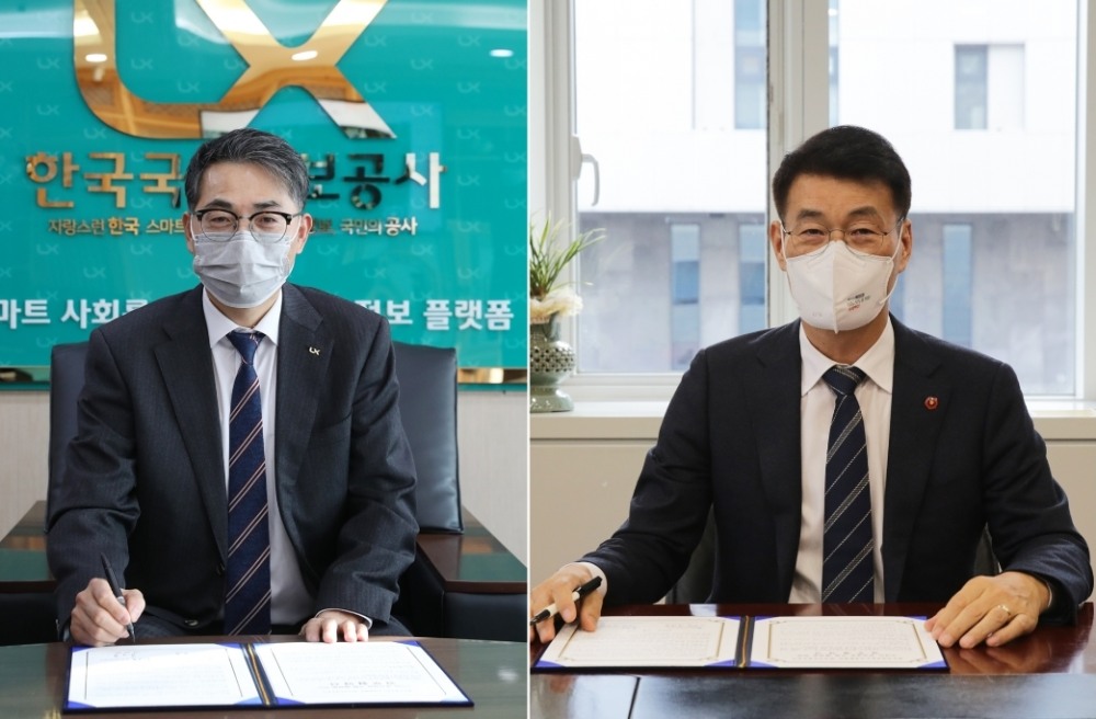 LX한국국토정보공사 김정렬 사장(왼쪽)과 제주국제자유도시개발센터 문대림 이사장이 서면으로 진행된 ‘스마트 공간정보구현 및 디지털트윈 기반의 서비스 발굴을 위한 업무협약식’에서 협약서에 서명 후 기념촬영을 하고 있다.(사진= LX한국국토정보공사 )