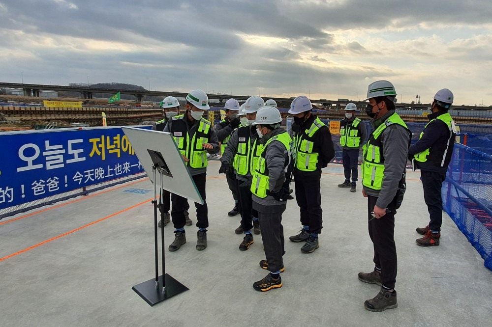 HDC현대산업개발 경영진이 시티오씨엘 3단지 현장에서 안전점검을 하고 있다.(사진=HDC현대산업개발)