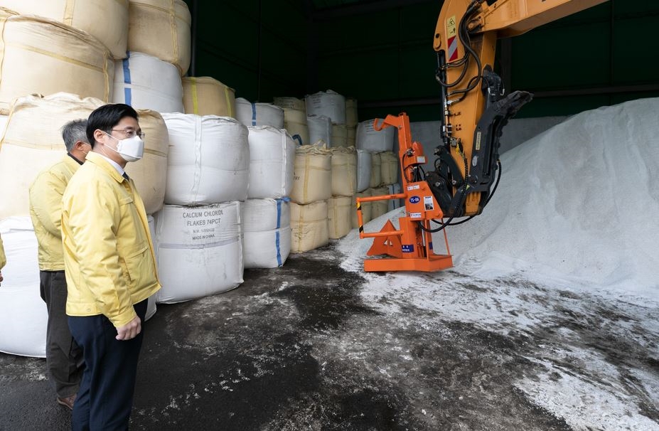 오병권 경기도지사 권한대행이 겨울철 대설 상황에 대비해 광주시 탄벌동 제설 전진기지에서 현장을 점검하고 관계자들을 격려했다.