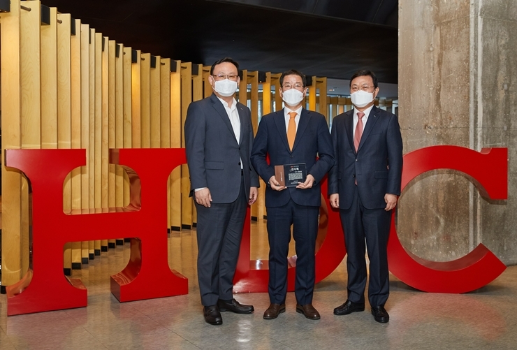 (가운데)권순호 前 대표이사, (오른쪽) 유병규 신임 대표이사 사장, (왼쪽) 하원기 대표이사 전무.(사진=HDC현대산업개발)