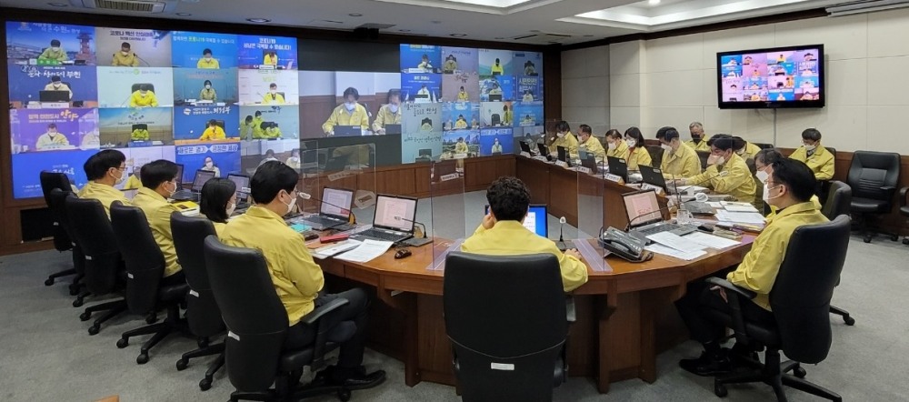 미세먼지 비상저감조치 상황점검회의를 진행하고 있다.