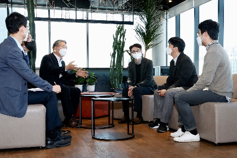 김종호 기술보증기금 이사장(왼쪽에서 세 번째), 허재형 임팩트얼라이언스 대표(오른쪽에서 세번째)와 전유택 에누마코리아 대표이사(오른쪽에서 두번째)가 관계자들과 함께 소셜벤처 생태계 활성화에 대해 의견을 나누고 있다. 사진=기술보증기금