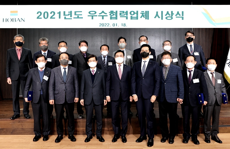 (앞 줄 왼쪽에서 두 번째부터) 송종민 호반산업 대표이사 부회장, 김선규 호반그룹 회장, 박철희 호반건설 총괄사장, 김대헌 호반그룹 기획총괄 사장.(사진=호반)