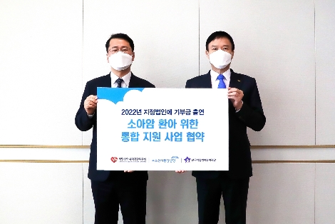 동양생명 뤄젠룽 대표이사(오른쪽)와 한국백혈병어린이재단 서선원 사무총장(왼쪽)이 지난 20일 사회공헌사업 업무 협약식을 체결하고 기념 촬영을 하고 있다. 사진=동양생명