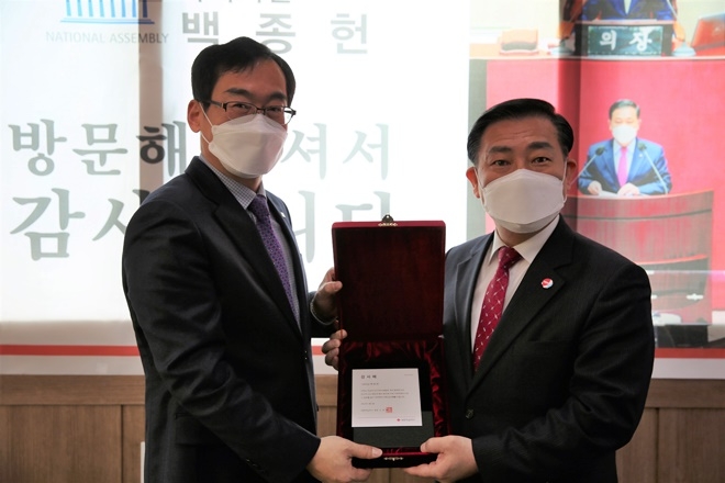 백종헌 국회의원(사진우측)이 1월 25일 지역 사무실에서 대한적십자사 부산지사 최성필 사무처장으로부터 감사패를 받고 있다.(사진제공=대한적십자사 부산지사)