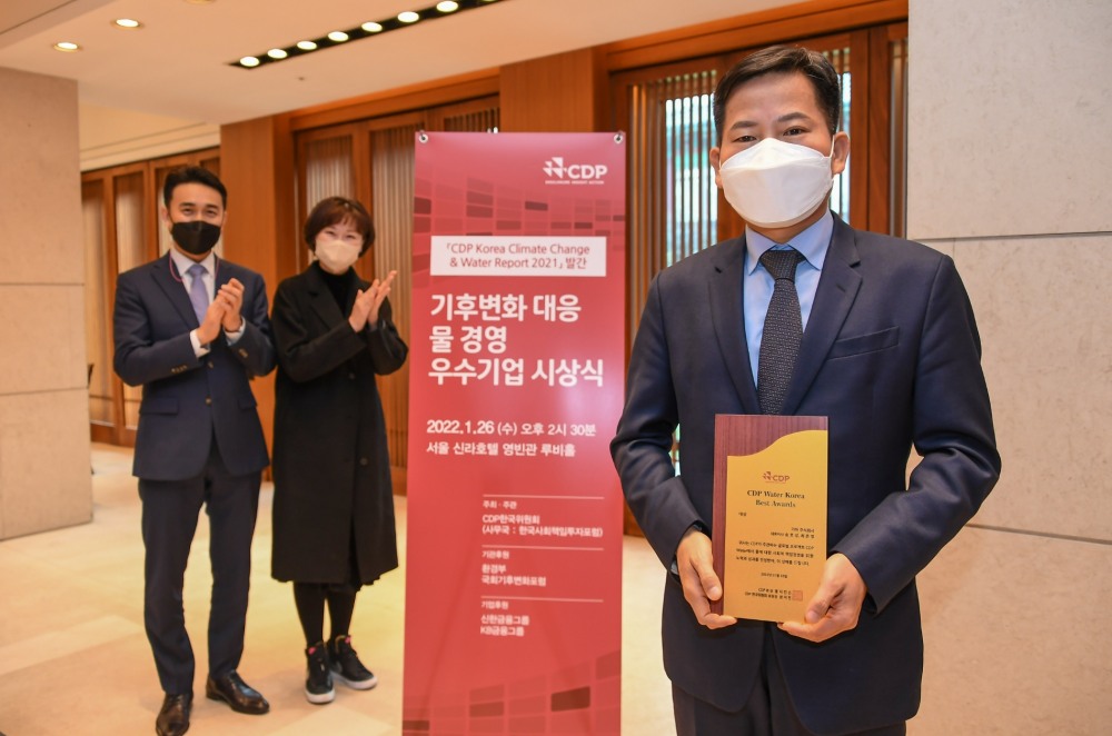 김상대 기아 기업전략실장(오른쪽)이 관계자들과 기념 촬영을 하고 있는 모습.(사진=기아)