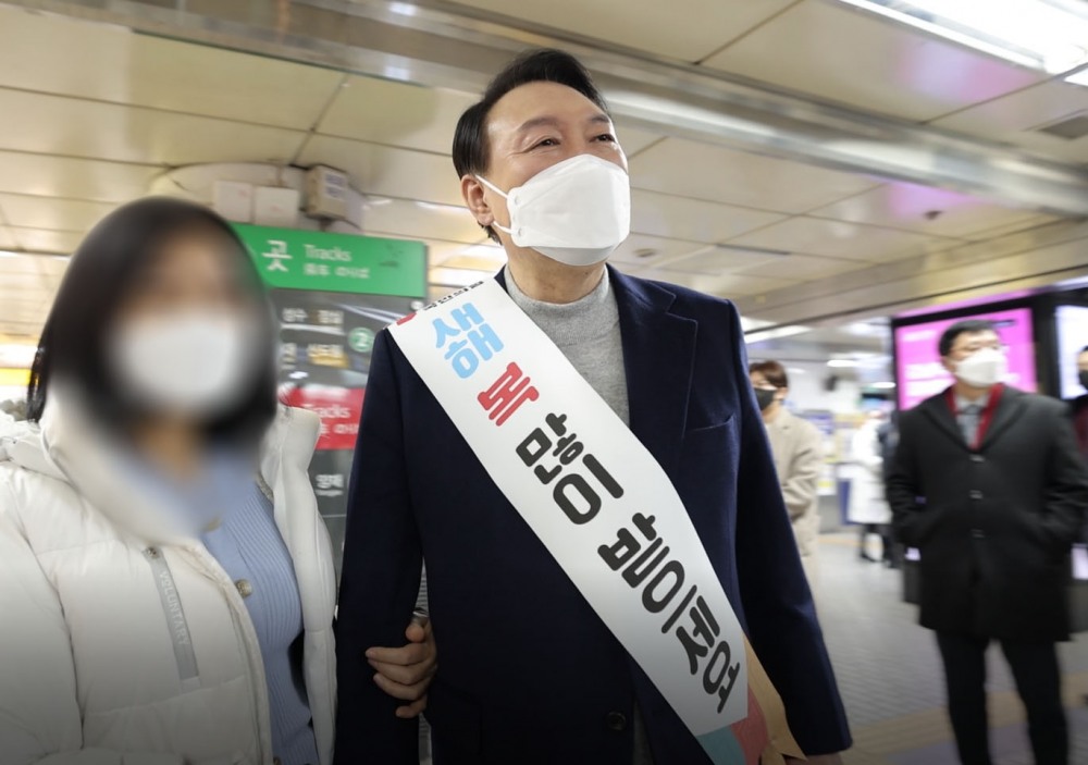 국민의힘 윤석열 대선 후보가 설 연휴 첫날인 29일 서울 강남역을 찾아 시민들에게 새해 인사를 하며 사진 촬영 요청에 응하고 있다. (사진=연합뉴스)