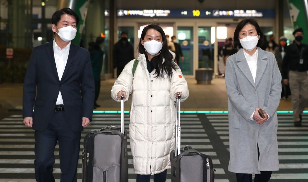 공항에서 딸 안설희 박사 마중하는 안철수 대선 후보. (사진=연합뉴스)