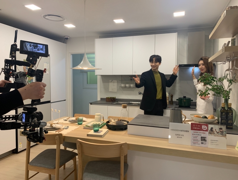 한샘 라이브커머스 '샘라이브' 촬영모습.(사진=한샘)