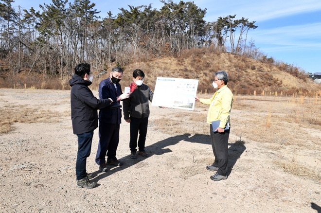 오규석 기장군수는 3일 10시 30분경 동남권 산단 내 위치한 ‘(가칭)동위원소 활용 연구센터’ 건립 예정지를 방문해 핵심 국책사업인 ‘방사성동위원소 융합 연구기반 구축’ 조성 사업 추진 현황 전반에 대해 점검하고 있다.(사진제공=부산 기장군)