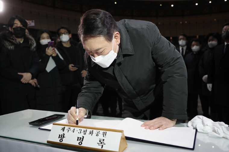국민의힘 윤석열 대선 후보가 5일 제주 4.3 평화공원을 방문해 방명록을 작성하고 있다. 사진=윤석열캠프