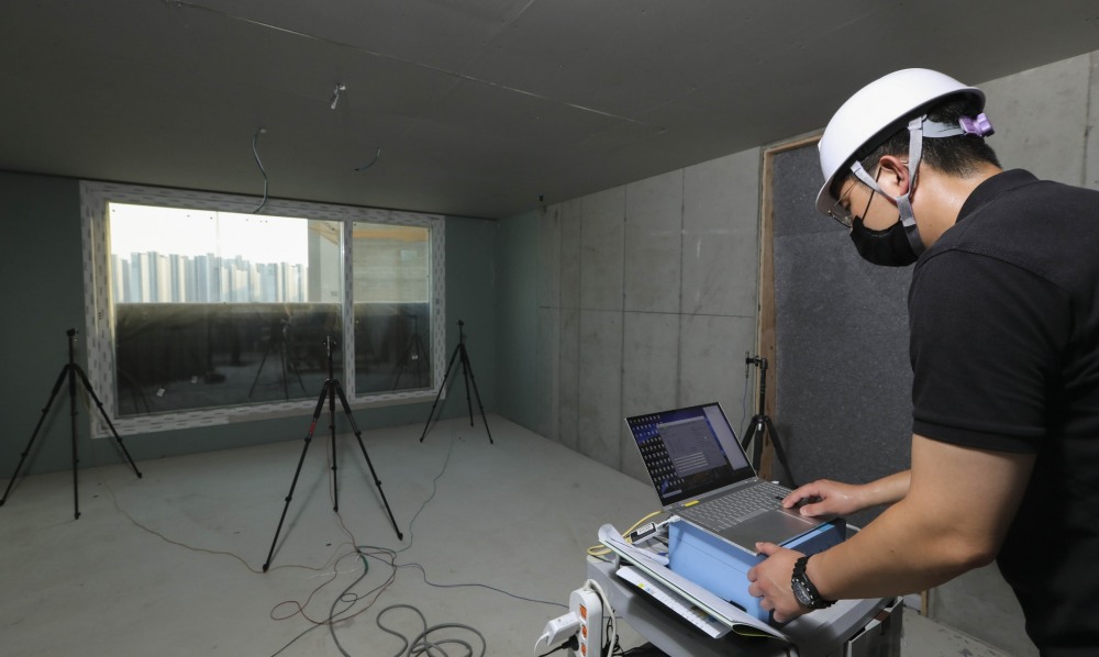 신축 아파트 현장에서 중량 충격음 실험을 진행하고 있다.(사진=DL이앤씨)