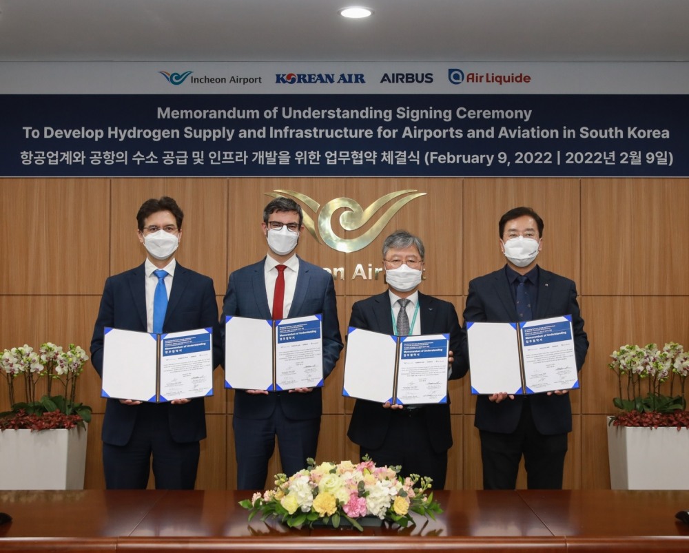 (왼쪽부터) 기욤 코테 에어리퀴드코리아 대표, 파브리스 에스피노자 에어버스코리아 대표, 전형욱 인천공항공사 인프라본부장, 이수근 대한항공 안전보건 총괄 겸 Operation부문 부사장이 협약 체결 후 기념사진을 촬영하고 있는 모습.(사진=대한항공)