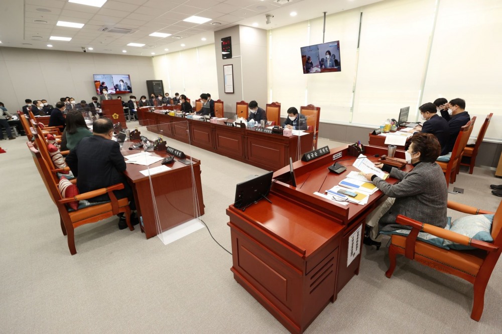 경기도의회 기획재정위원회는 광교 신청사에서 2022년 첫 업무보고를 받았다.