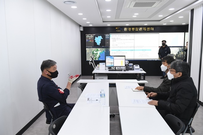 오규석 기장군수(왼쪽)는 15일 오전 10시 30분경 전국 최초로 공간정보(GIS)기반 환경행정 혁신 플랫폼으로 구축된 정관읍 ‘환경통합관제센터’를 방문해 그간의 사업추진 현황 등에 대해 점검하고 있다.(사진제공=부산 기장군)