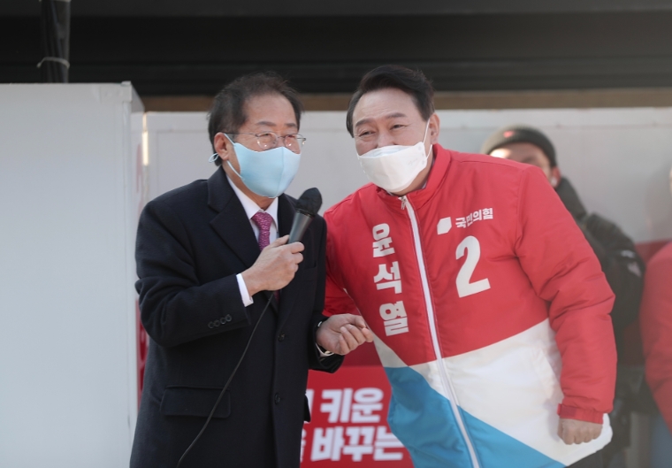 국민의힘 윤석열 대선 후보가 15일 대구 동대구역 광장에서 열린 거점 유세에서 홍준표 의원과 함께 지지를 호소하고 있다. 사진=윤석열캠프