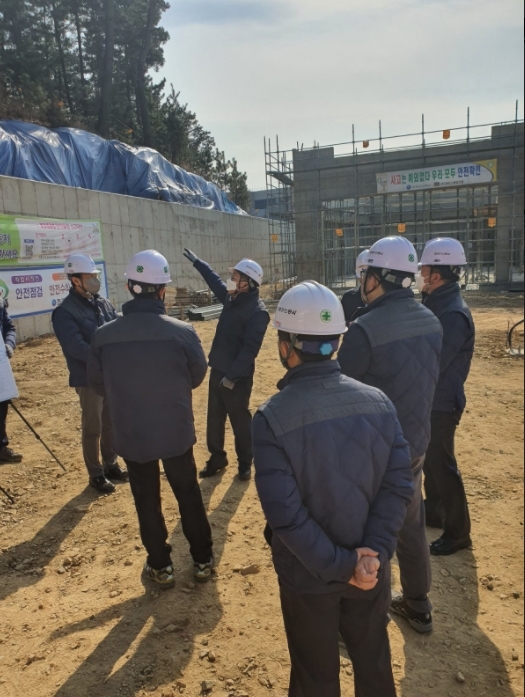 대구 혁신도시 수소충전소 건설현장 CEO 특별안전점검 중인 채희봉 한국가스공사 사장.(사진=한국가스공사)