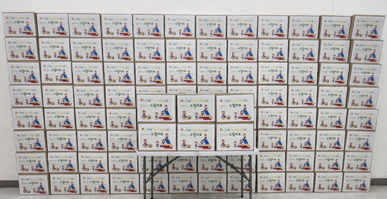 이마트24 파트너사 와이즈버즈 직원, 취약계층 어린이에게 선물