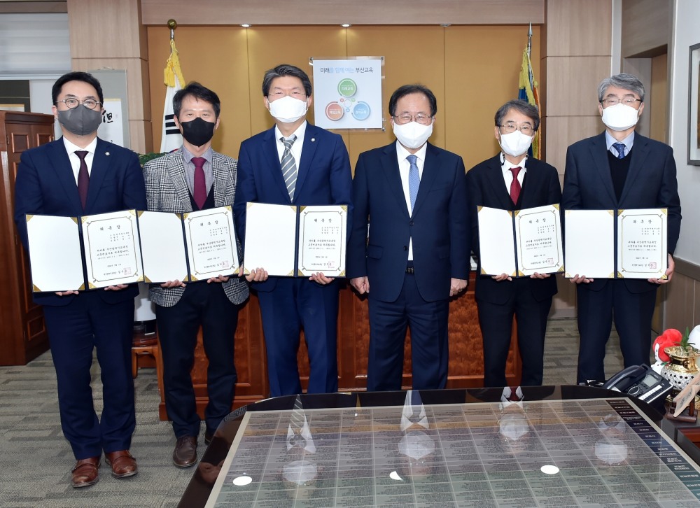 김석준 부산교육감(우측 세번째)이 4일 신임 고문변호사 5명에게 위촉장을 수여하고 기념촬영.(사진제공=부산교육청)