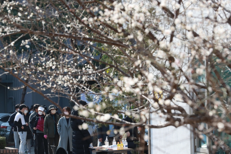 제20대 대통령선거 투표일인 9일 오후 부산 수영구 망미2동 제2투표소에서 유권자들이 투표를 기다리고 있다. 사진=연합뉴스