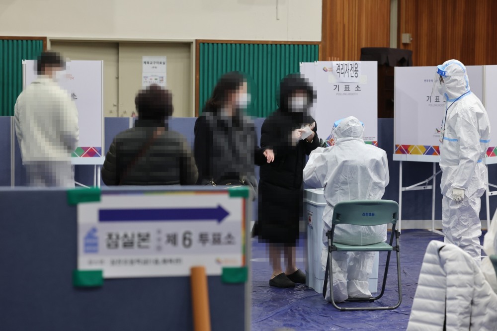 제20대 대통령선거일인 9일 오후 서울 송파구 잠전초등학교 체육관에 마련된 잠실본동 제5투표소에서 코로나19 확진·격리 유권자들이 투표하고 있다. (사진=연합뉴스)