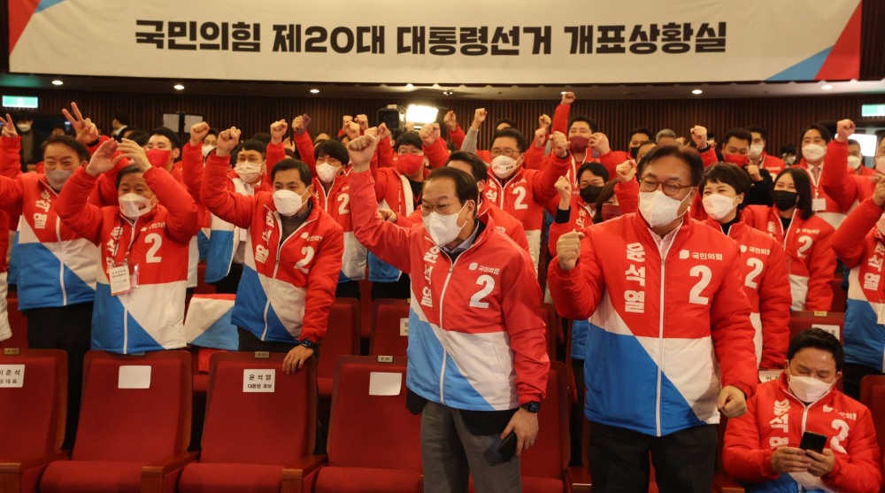 20대 대선개표가 진행되고 있는 10일 새벽 국회 도서관에 마련된 국민의힘 개표상황실에서 국회의원들과 당직자들이 득표율이 역전되자 환호하고 있다. (사진=연합뉴스)