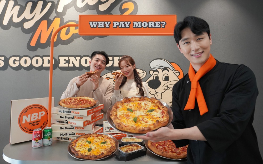 사진설명 : 10일 서울 강남구 대치동에 위치한 ‘노브랜드 피자’ 대치점에서 모델들이 신세계푸드가 새롭게 론칭한 ‘노브랜드 피자’의 대표 메뉴들을 소개하고 있다. ‘노브랜드 피자’는 신세계푸드가 소비자들에게 푸짐한 양과 뛰어난 맛의 가성비 피자를 선보인다는 목표로 개발한 아메리칸 빈티지 콘셉트의 피자 브랜드로, 자체 개발한 도우볼을 활용한 독자적인 메뉴를 글로벌 피자 브랜드 대비 약 20% 저렴한 가격에 즐길 수 있는 것이 특징이다. 신세계푸드는 ‘노브랜드 피자’를 통해 국내 피자시장의 가격 거품을 빼고 소상공인을 위한 양질의 프랜차이즈 모델로 육성해나갈 계획이다.