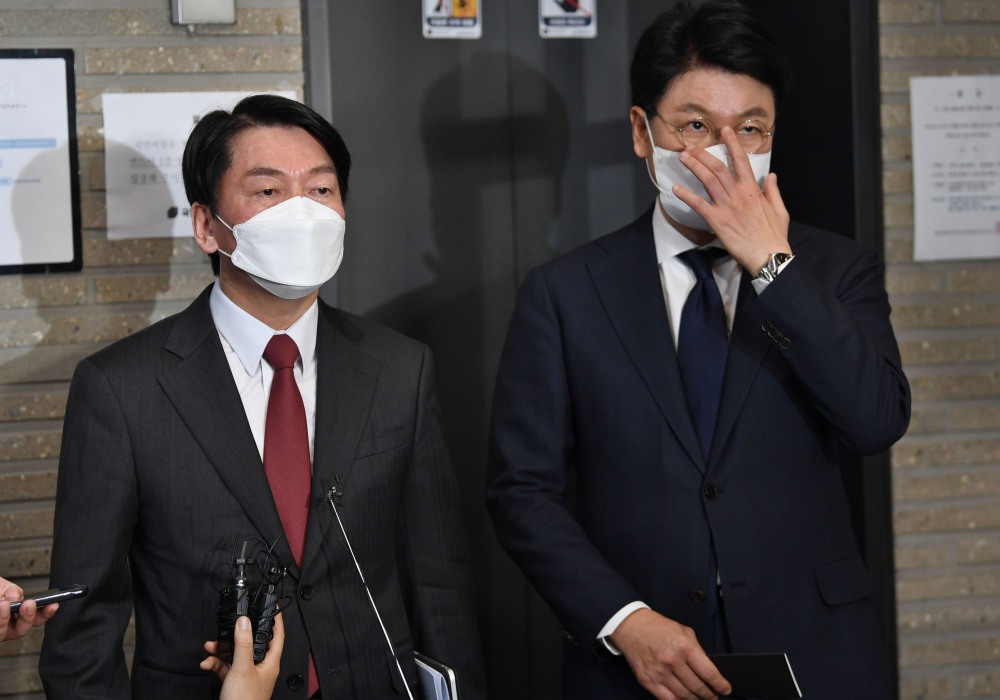 국민의당 안철수 대표가 11일 서울 여의도 국민의힘 중앙당사에서 윤석열 대통령 당선인과 오찬 회동을 마친 뒤 취재진 질문에 답하고 있다. 사진=연합뉴스