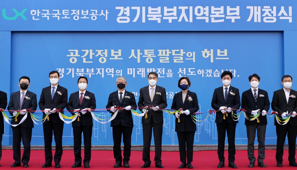 LX경기북부지역본부 개청식에서 내빈들이 테이프 커팅식을 하고 있다. 왼쪽 네 번째부터 조응천 더불어민주당 의원, 김정렬 LX한국국토정보공사 사장, 문경희 경기도의회 의장. (사진=LX한국국토정보공사)