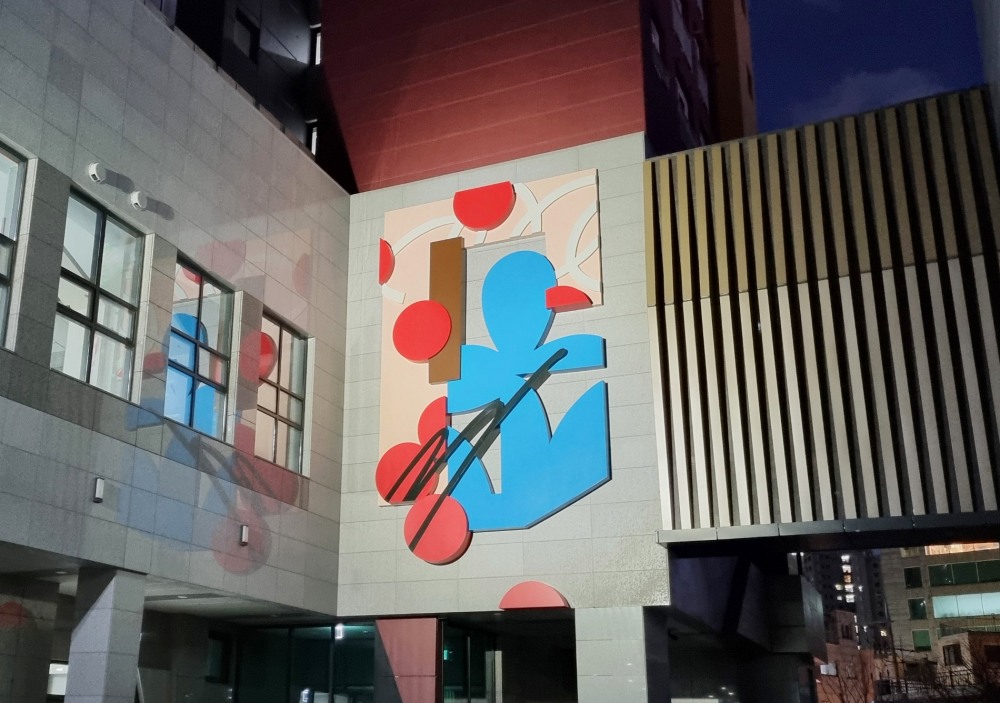 롯데건설이 ‘용산 원효 루미니’에 아티스트 275c의 작품을 설치했다.(사진=롯데건설)