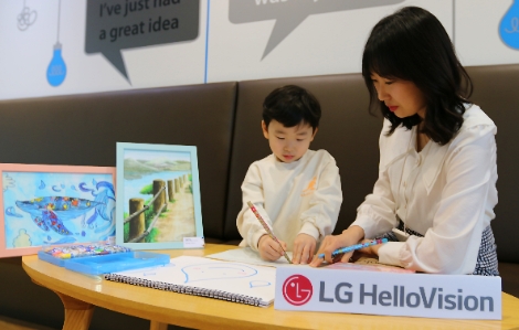 공모전에 참여한 임직원과 자녀가 함께 '소중한 물'이라는 주제로 그림을 그리고 있는 모습. 사진=LG헬로비전