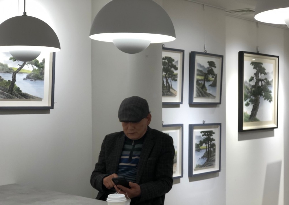 갤러리 티움 전시장 내 이병만 화백. (사진= 이병만 화백)