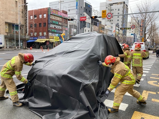 질식소화덮개를 활용한 화재대응 훈련.(사진제공=부산소방재난본부)