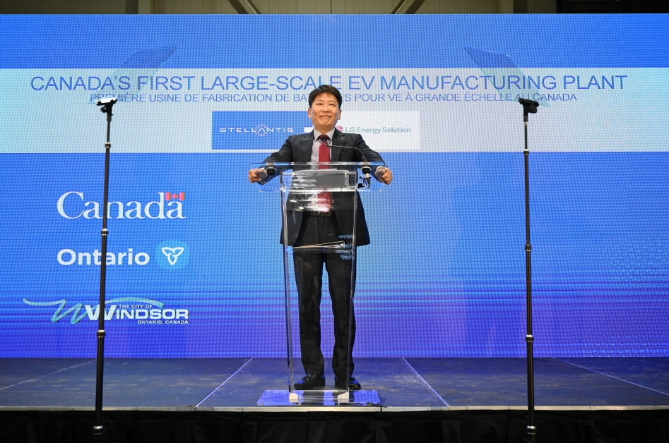 LG에너지솔루션 자동차전지사업부장 김동명 부사장이 23일(현지시간) 온타리오주 윈저(Windsor)시에서 개최한 ‘LG에너지솔루션-스텔란티스 합작공장’ 투자 발표 행사에서 발표를 하고 있다. 사진=LG에너지솔루션