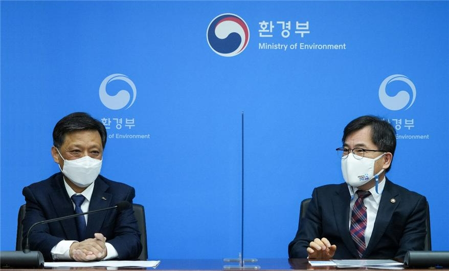 김학동 포스코 대표이사 부회장(왼쪽)이 2월 25일 서울시 한강홍수통제소를 방문하여 TMS 무선 통신망 도입을 위해 적극 협조해준 홍정기 환경부 차관(오른쪽)에게 감사의 뜻을 전하고 있다.(사진=포스코)