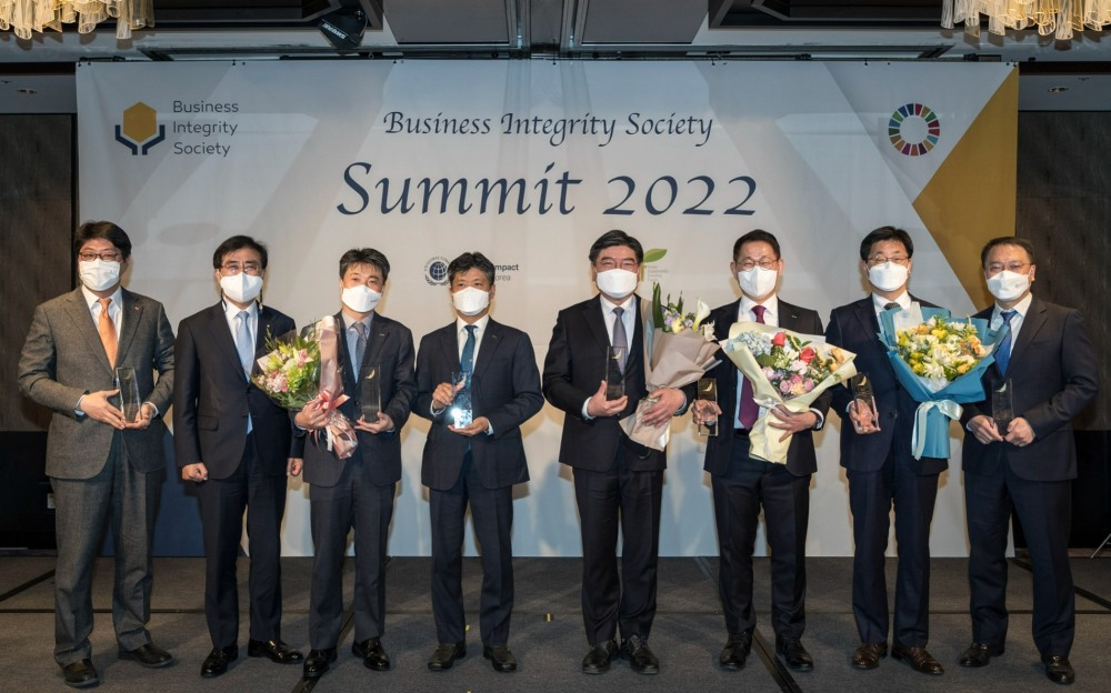 만도 김영민 Global HR Center장(오른쪽에서 3번째)이 수상 후 기념촬영을 하고 있다.(사진=만도)