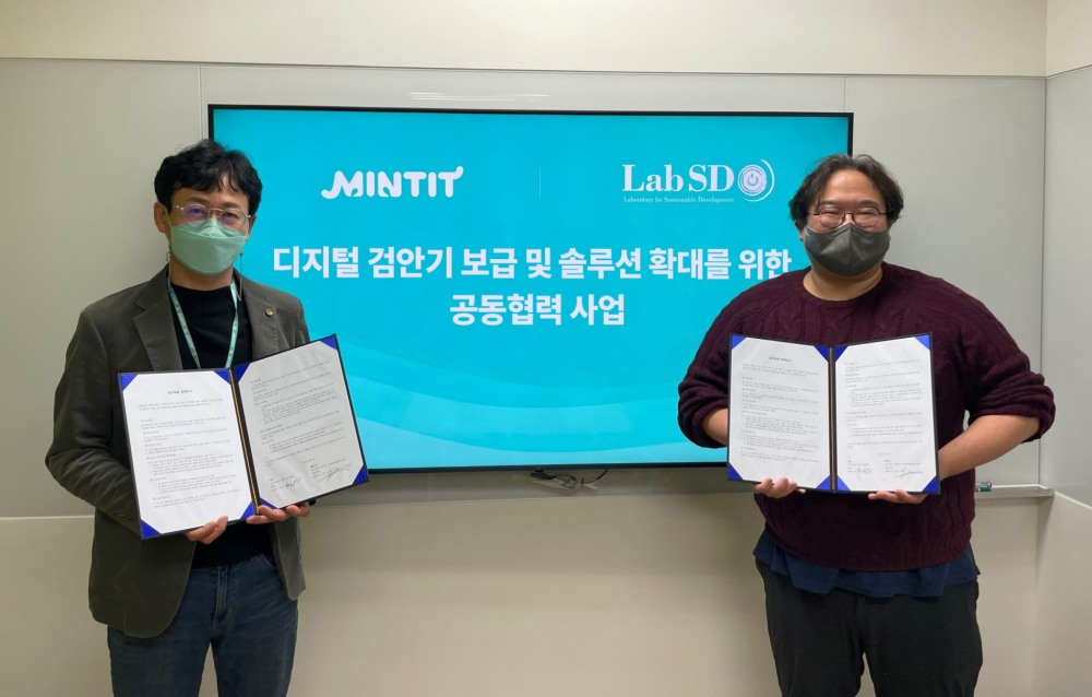 하성문 민팃 대표이사(왼쪽)가 김윤승 랩에스디 대표이사와 기념 촬영을 하고 있다.(사진=민팃)