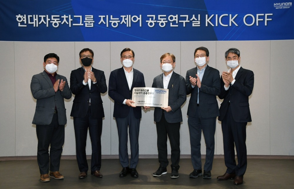 (왼쪽부터) 현대엔지비 강성원 상무/현대차•기아 김치경 상무/현대차•기아 연구개발본부장 박정국 사장/서울대학교 최해천 부총장/서울대학교 송준호 공과대학 부학장/서울대학교 심형보 교수.(사진=현대자동차)