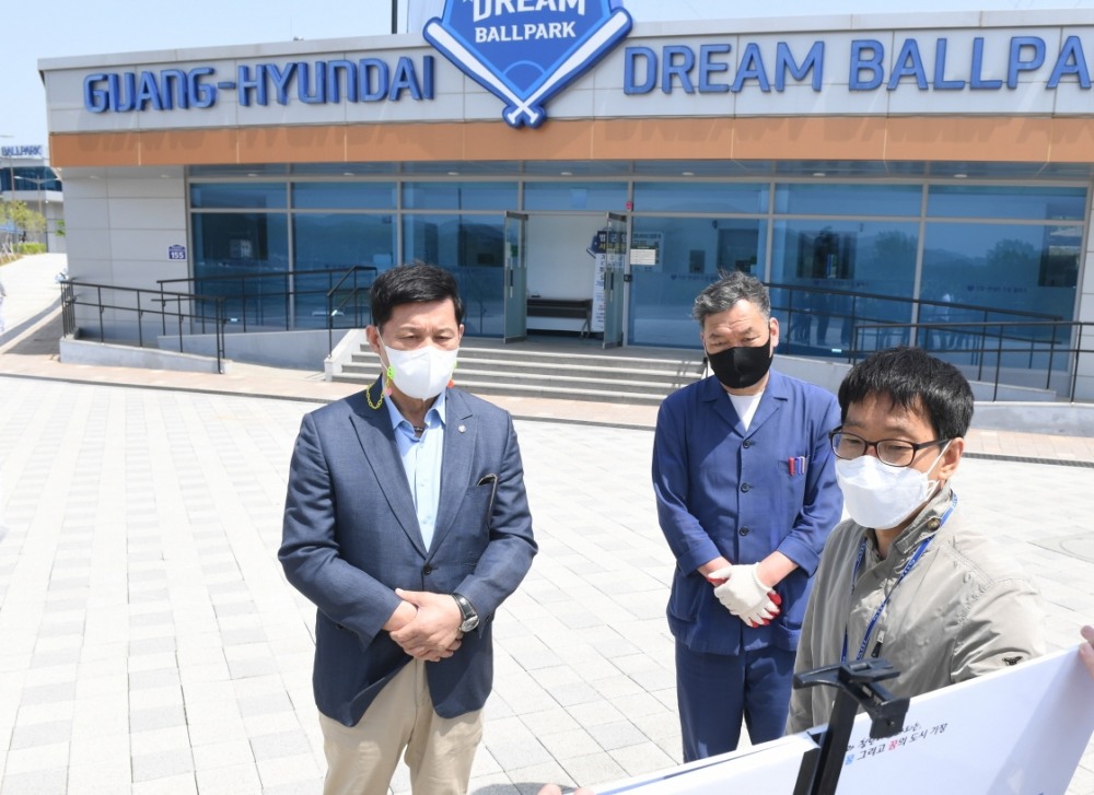 KBO 허구연 총재와 오규석 기장군수는 4월 28일 오전 11시 '한국야구 명예의 전당'이 건립 중인 기장 야구테마파크를 방문해 사업부지와 주요시설을 둘러보고 제반사항을 협의하고 있다.(사진제공=부산 기장군)