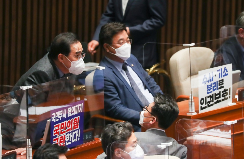 더불어민주당 박홍근 원내대표와 진성준 원내수석부대표가 30일 국회 본회의에서 대화하고 있다.(사진=연합뉴스)