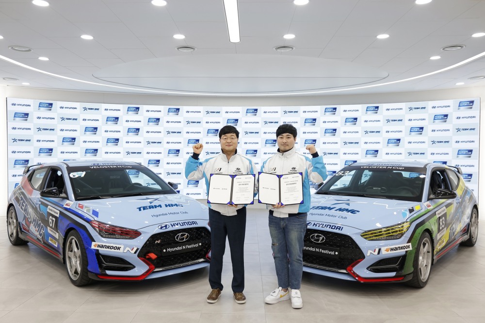 (왼쪽부터) 현대차 국내사업본부장 유원하 부사장, TEAM HMC 레이싱팀 김주현 단장.(사진=현대자동차)