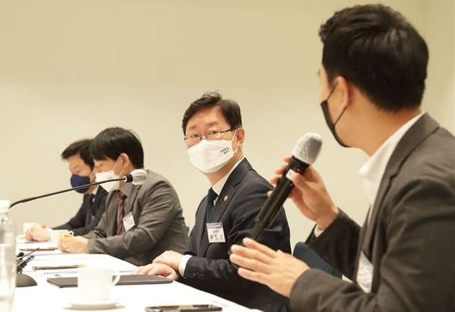 박범계 법무부장관이 ‘스타트업 창업지원 법무플랫폼 제6차 자문단 회의’에서 회의 참가자 의견을 경청하고 있다.(사진제공=법무부)