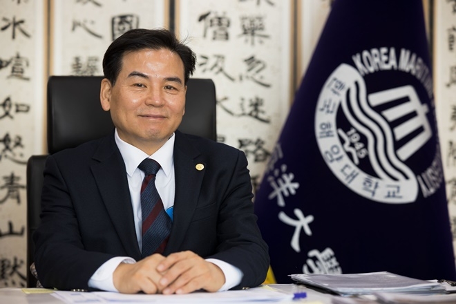 여송상을 수상한 한국해양대 도덕희 교수(현, 대학총장).(사진제공=한국해양대학교)