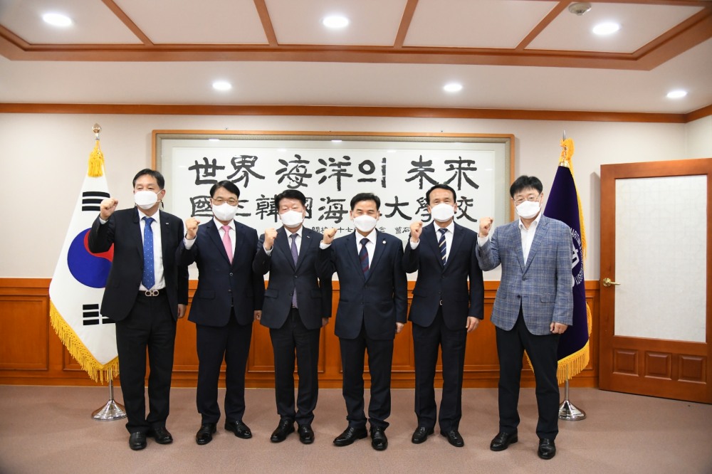 간담회 참석자들이 기념사진을 촬영하고 있다.(사진제공=한국해양대학교)
