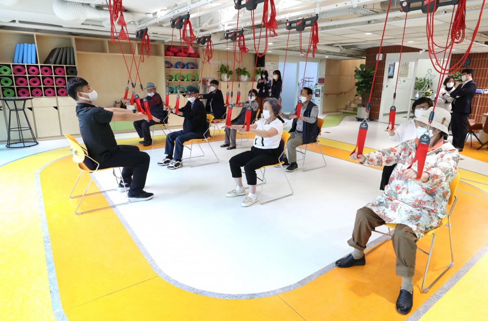 강남구, 전국 최초 ‘원스톱 시니어 건강투어’ 시작