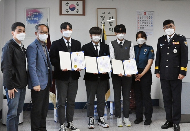 부산남고 학생들이 실종 치매 어르신 경찰 신고 등 선행으로 표창장을 받고 기념촬영을 하고 있다.(왼쪽 두 번째 부산남고 이상율 교장, 오른쪽 첫 번째 영도경찰서 이기원 형사과장). (사진제공=부산교육청)