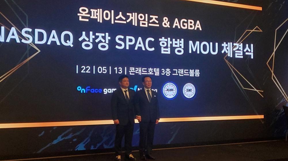 온페이스게임즈 김민석 대표(왼쪽)와 AGBA 한국지부 박찬윤 총재가 13일 여의도 콘래드호텔에서 나스닥 상장 스팩 합병 MOU 체결식을 진행하고 있다. 사진=로이슈