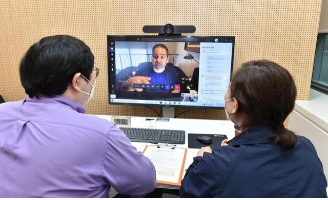 해외바이어와 온라인 수출상담 진행